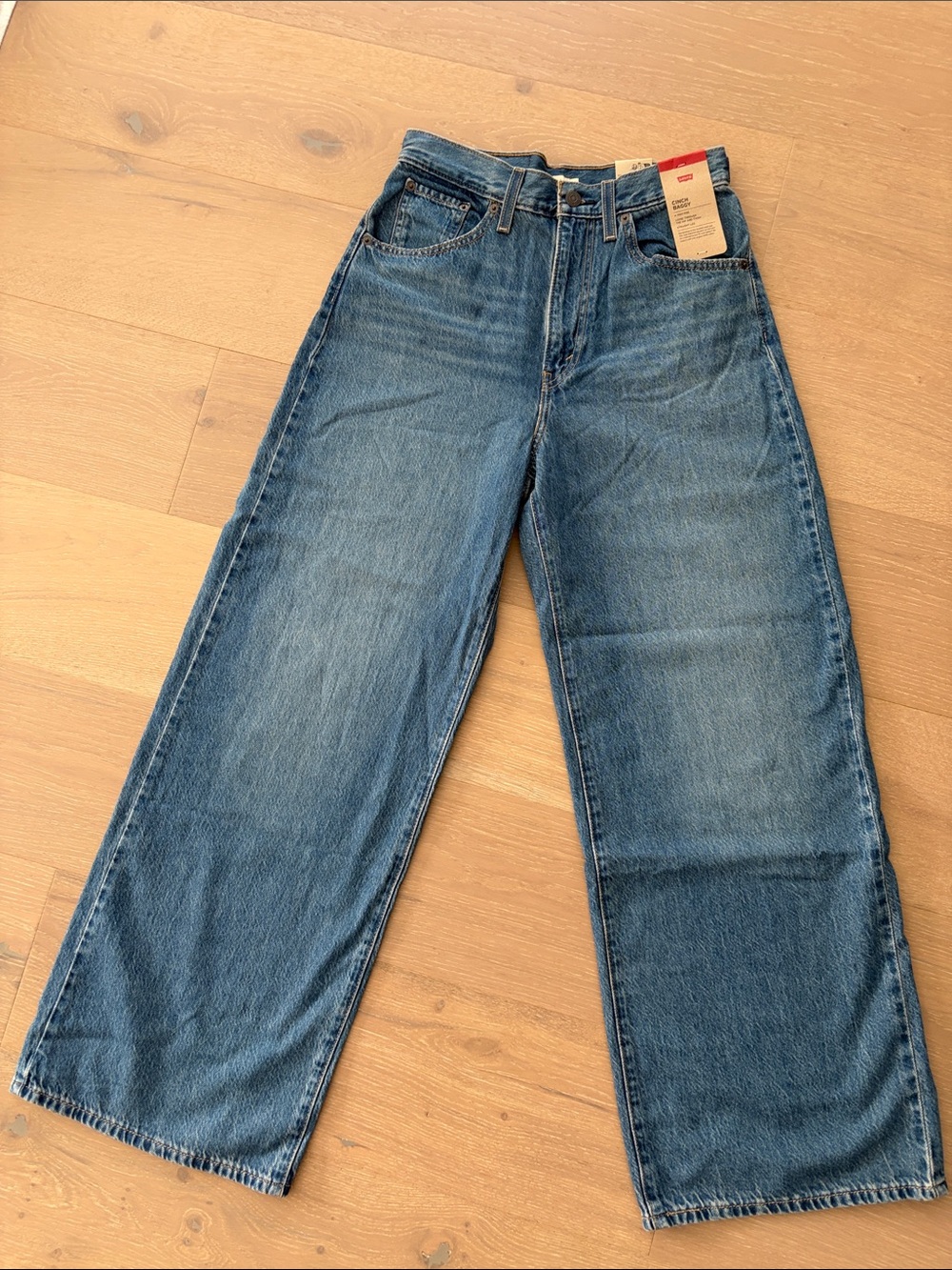 Levi's Women's Cinch Baggy Jeans. 28x31. Brand new. Adjustable Waist.